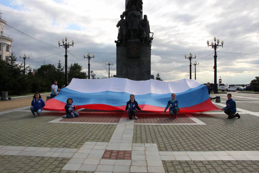 Шествие в честь 350-летия флага России