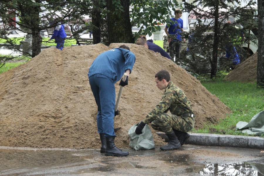 Волонтеры помогают укрепить дамбу в Хабаровске