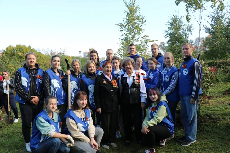 Волонтёры победы приняли участие в высаживании Аллеи памяти