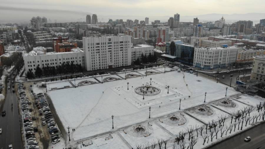 В Хабаровске началась подготовка площади имени Ленина к празднованию Нового года.