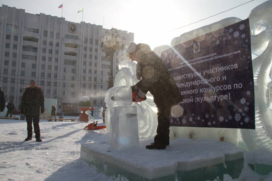 Международный и молодежный конкурс ледяных скульптур открыли в Хабаровске в 15 раз.